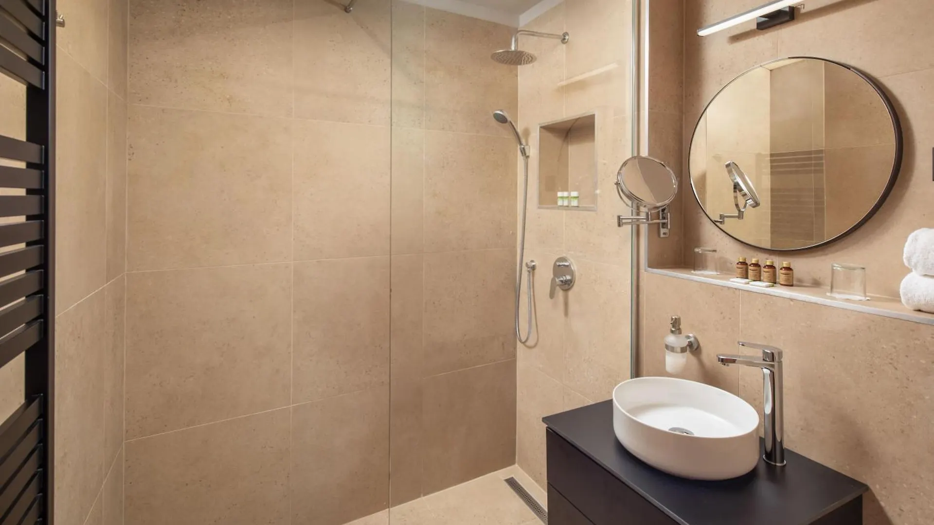 Escala Hotel & Suites Budapest 4*,  Ungheria